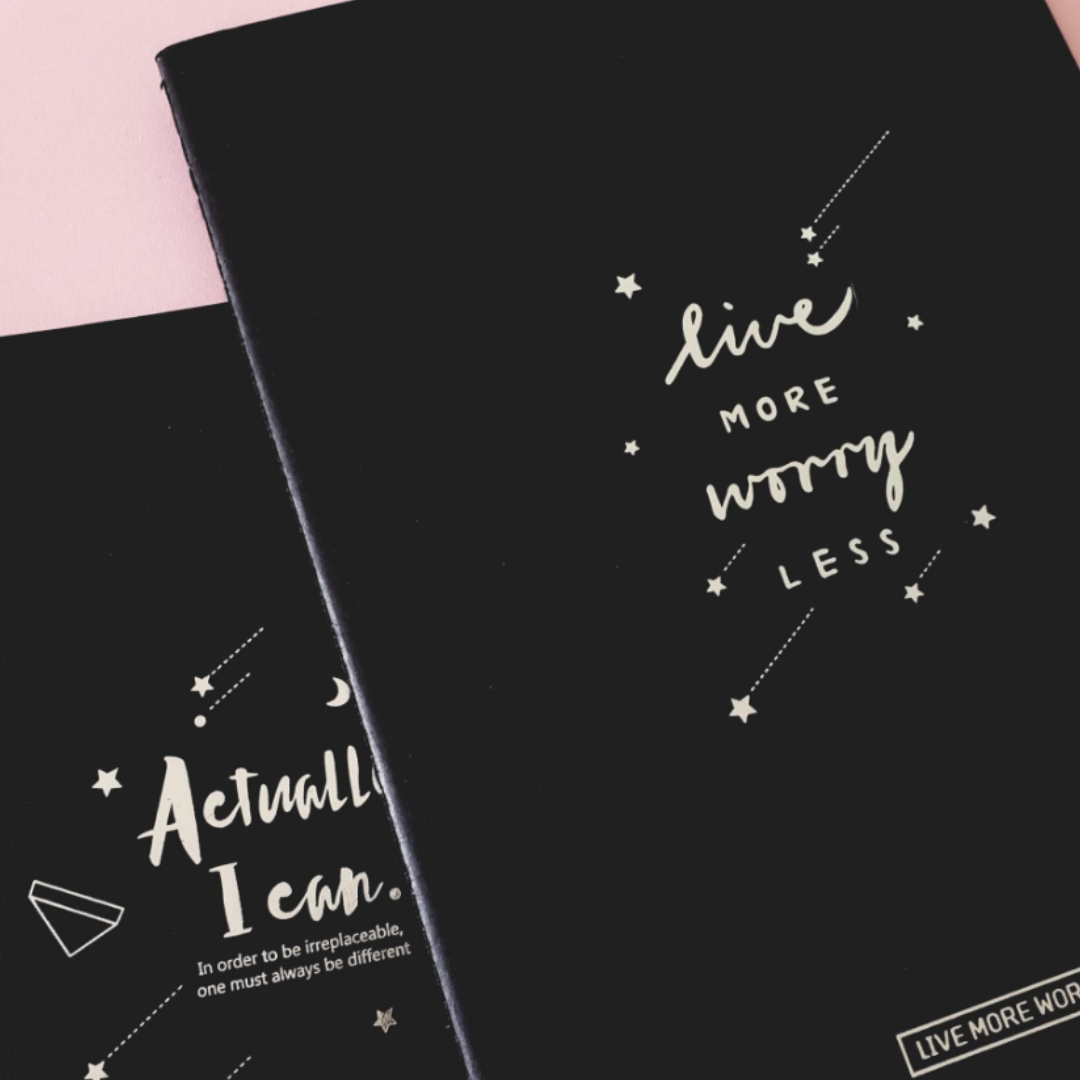 Croquera Hojas Negras + 12 Lápices Metalizados Kawaii